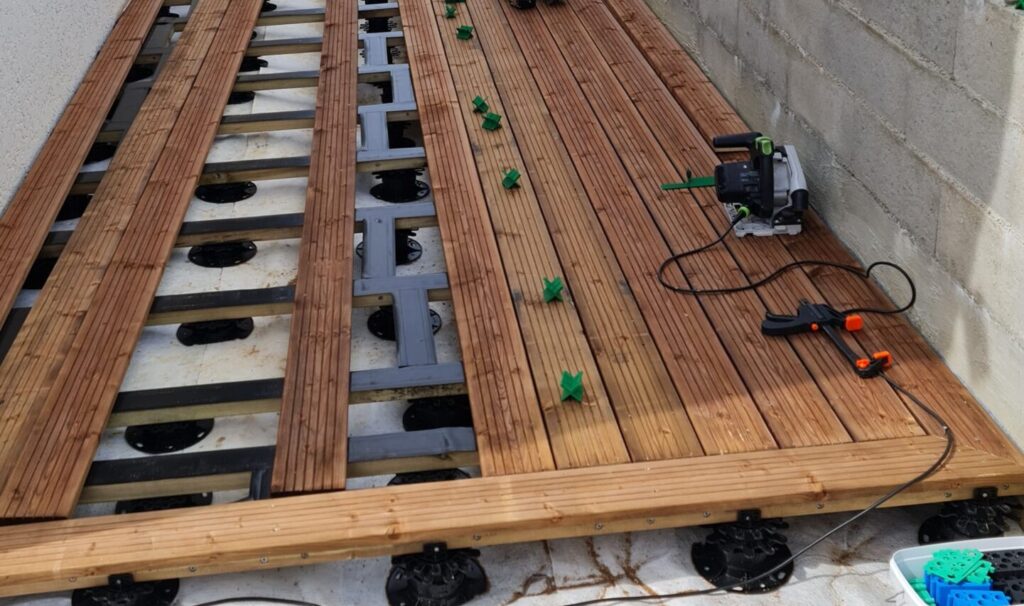 Guide Complet pour la Pose de Terrasse en Bois sur Plot